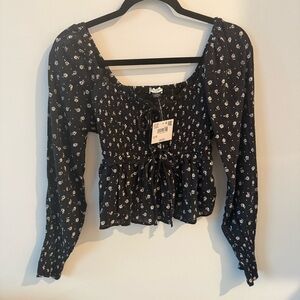 American Eagle black-and-white floral puff sleeve blouse
Size XXS